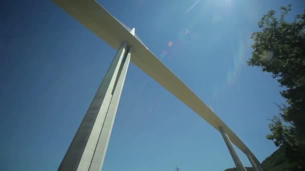 Blick auf die Brücke von unten. france-millau viadukt juli 2015 — Stockvideo