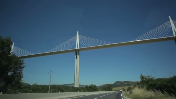 Reizen onder de brug van Millau. Frankrijk-Millau Viaduct juli 2015 — Stockvideo