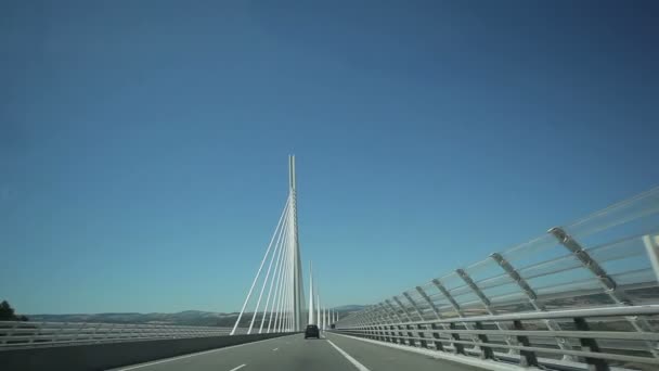 Resa över bron Millau. Frankrike-Millau Viaduct juli 2015 — Stockvideo
