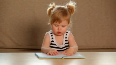 küçük kız bir tablet üzerinde oynama