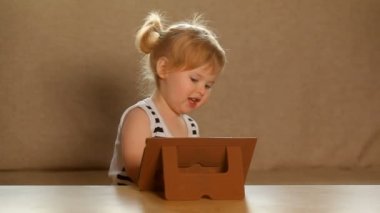 küçük kız bir kitap dikkate alınarak