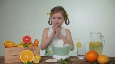 Kız bir greyfurt suyu sıkar