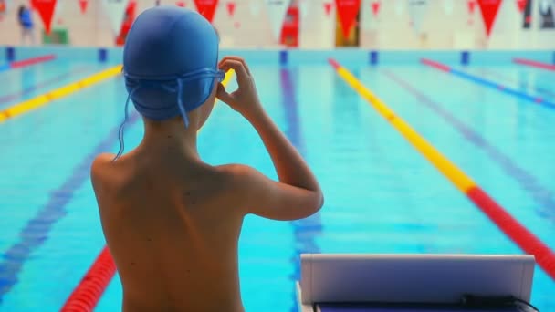 Хлопчик готується до плавання — стокове відео