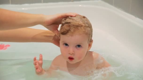 Maman lave la tête du bébé — Video