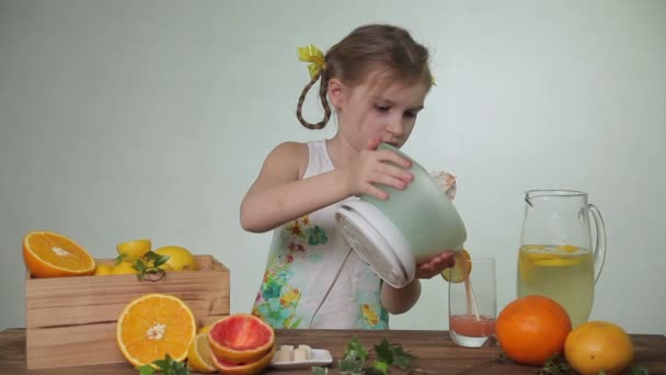 Menina derramando suco em um copo — Vídeo de Stock