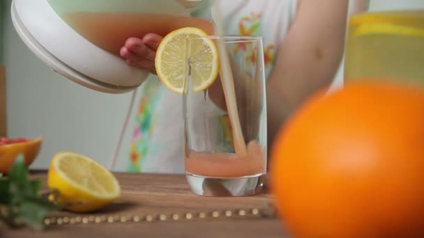 Flicka hälla juice i ett glas — Stockvideo