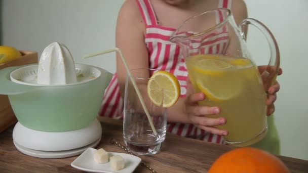 Mädchen schenkt Limonade ein — Stockvideo