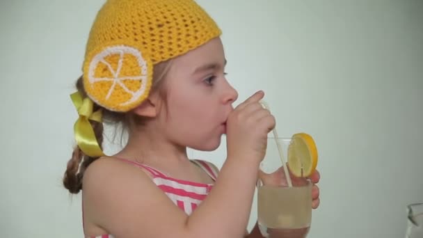 Dívka pití limonády brčkem — Stock video