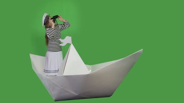 Chica jugando en el capitán del barco — Vídeos de Stock
