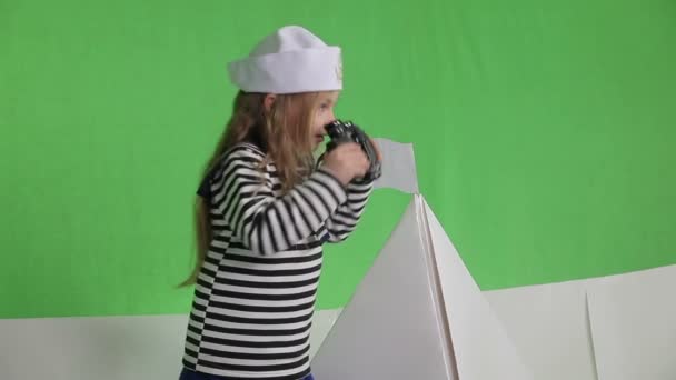 用双筒望远镜在船上的女孩 — 图库视频影像