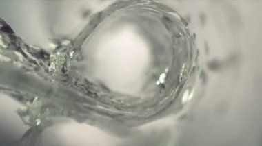 Bardakta su akışı swirls