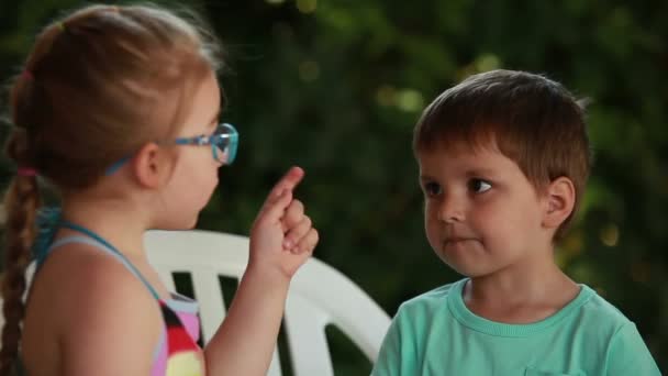 Хлопчик і дівчинка розмовляють — стокове відео
