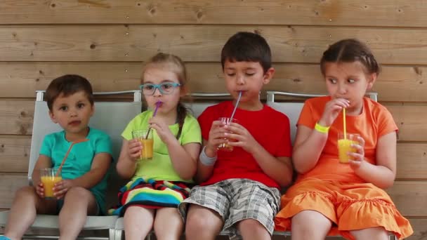 Děti pít pomerančový džus — Stock video