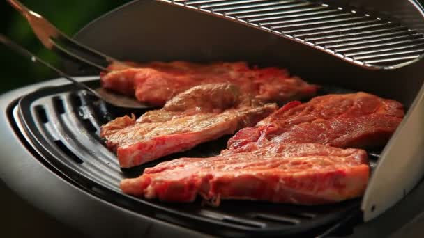 Cozinhar bife na grelha . — Vídeo de Stock