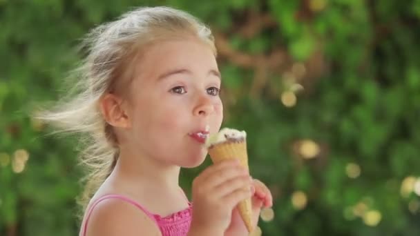 Menina comendo sorvete — Vídeo de Stock