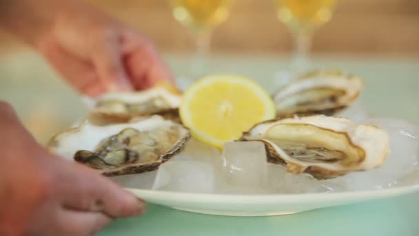与白葡萄酒的牡蛎。喂饭 — 图库视频影像