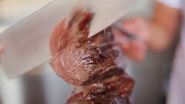 Κρέας μαγειρέματος σε μια ηλεκτρική σχάρα — Αρχείο Βίντεο