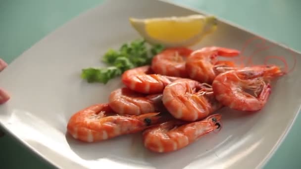 Serving dish of shrimp with  lemon — Stock Video