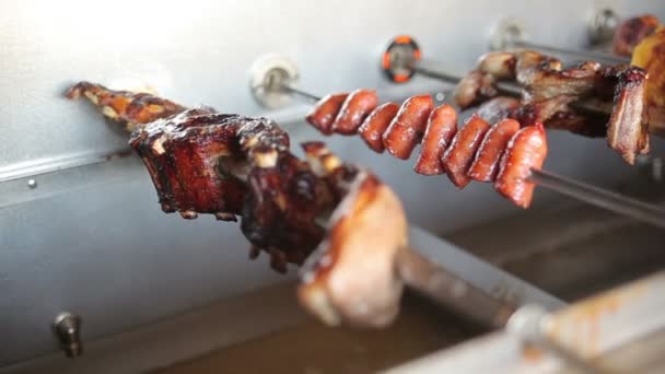 Cocinar en una parrilla eléctrica varias carnes — Vídeos de Stock