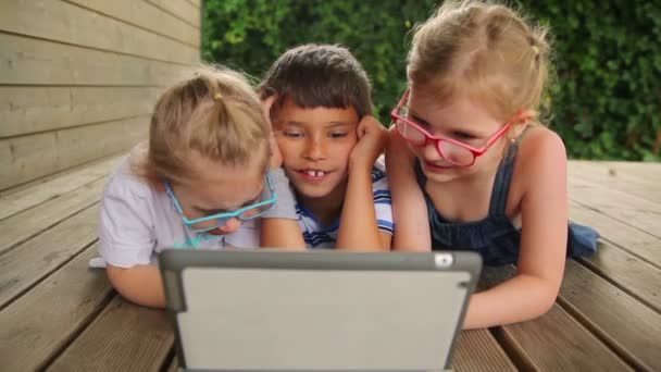 Kinder spielen auf dem Tablet — Stockvideo