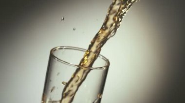 elma suyu bir bardak dökülür