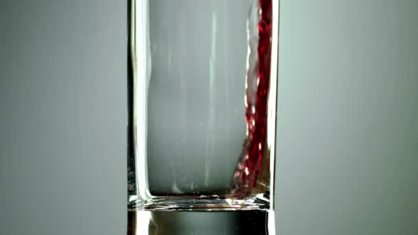 Granaatappelsap wordt in een glas gegoten — Stockvideo