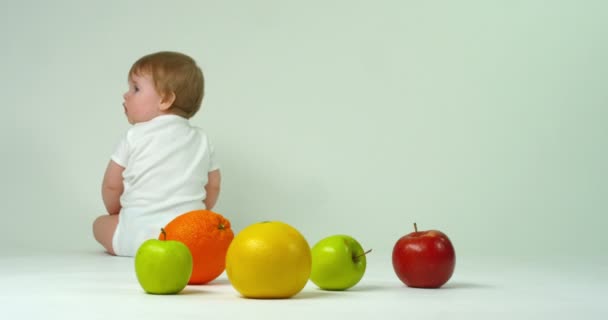 Criança brincando com frutas — Vídeo de Stock