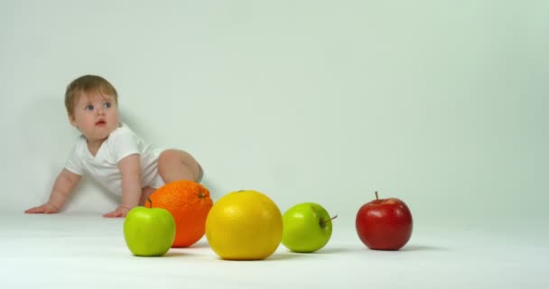 Enfant jouant avec des fruits — Video