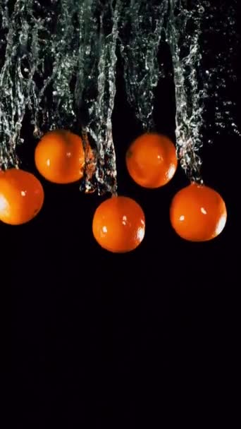Las naranjas vuelan con un chorro de agua — Vídeos de Stock