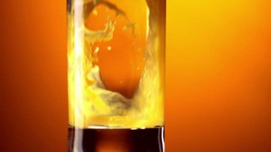 portakal suyu bir bardak içine döktü