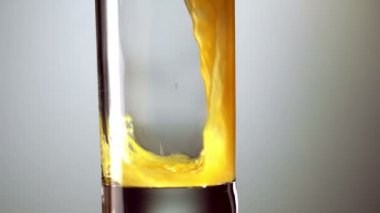 portakal suyu bir bardak içine döktü