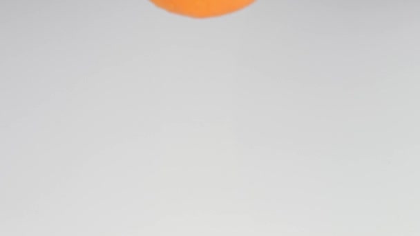 Des gouttes d'orange sur une table humide 