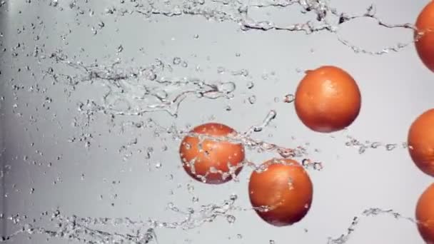 Oranges volent avec un jet d'eau — Video