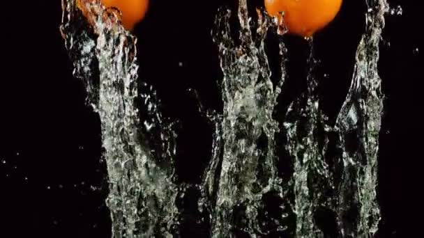 Апельсини летять з струменем води — стокове відео