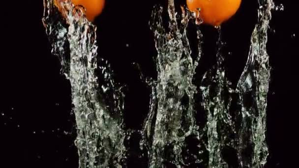 Sinaasappelen vliegen met behulp van een straal water — Stockvideo