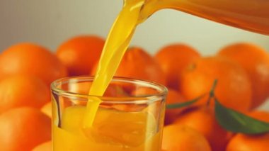 Portakal suyu cam içine dökülür varlık