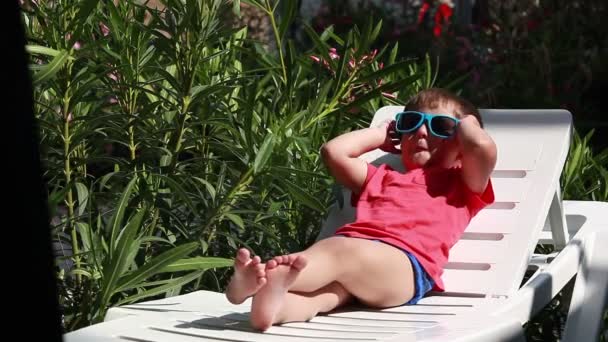Boy playing with sunglasses — Stock Video