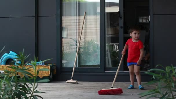 Anak menyapu lantai — Stok Video