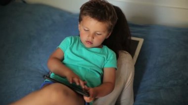 bir cep telefonu üzerinde oynama çocuk