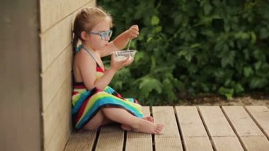 Yulaf lapası oturma yiyen kız