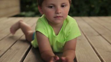 oğlan yerde yatarken