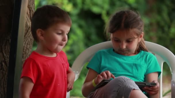 Menina jogando no tablet — Vídeo de Stock