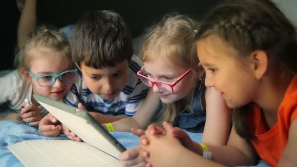 Enfants regardant un dessin animé — Video
