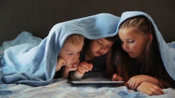 Діти грають на планшеті — стокове відео