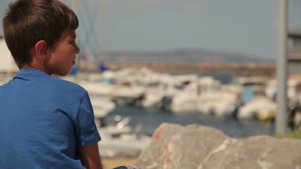 Ragazzo guarda uno yacht — Video Stock