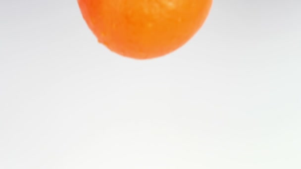 Orange drops on a wet white table — Stock Video