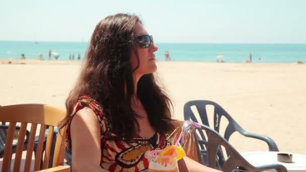 Fiatal nő iszik egy koktélt — Stock videók