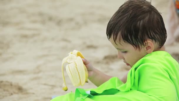 Boy is het eten van een banaan — Stockvideo