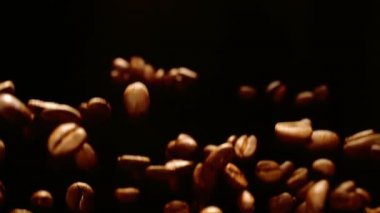 Kahve çekirdekleri havada uçuyor
