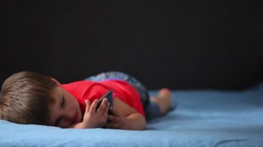 bir cep telefonu üzerinde oynama çocuk